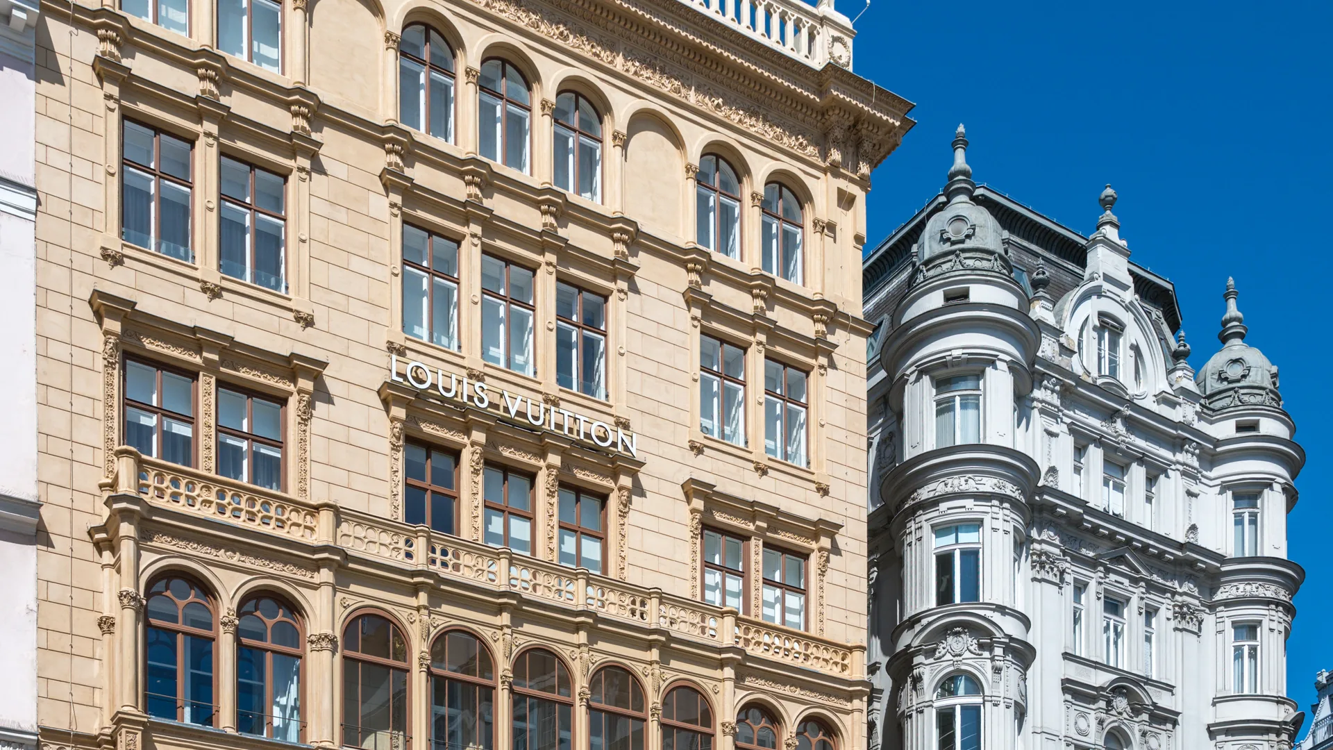 Historische Fassade am Wiener Graben mit klassischer Gliederung und Gesimsen