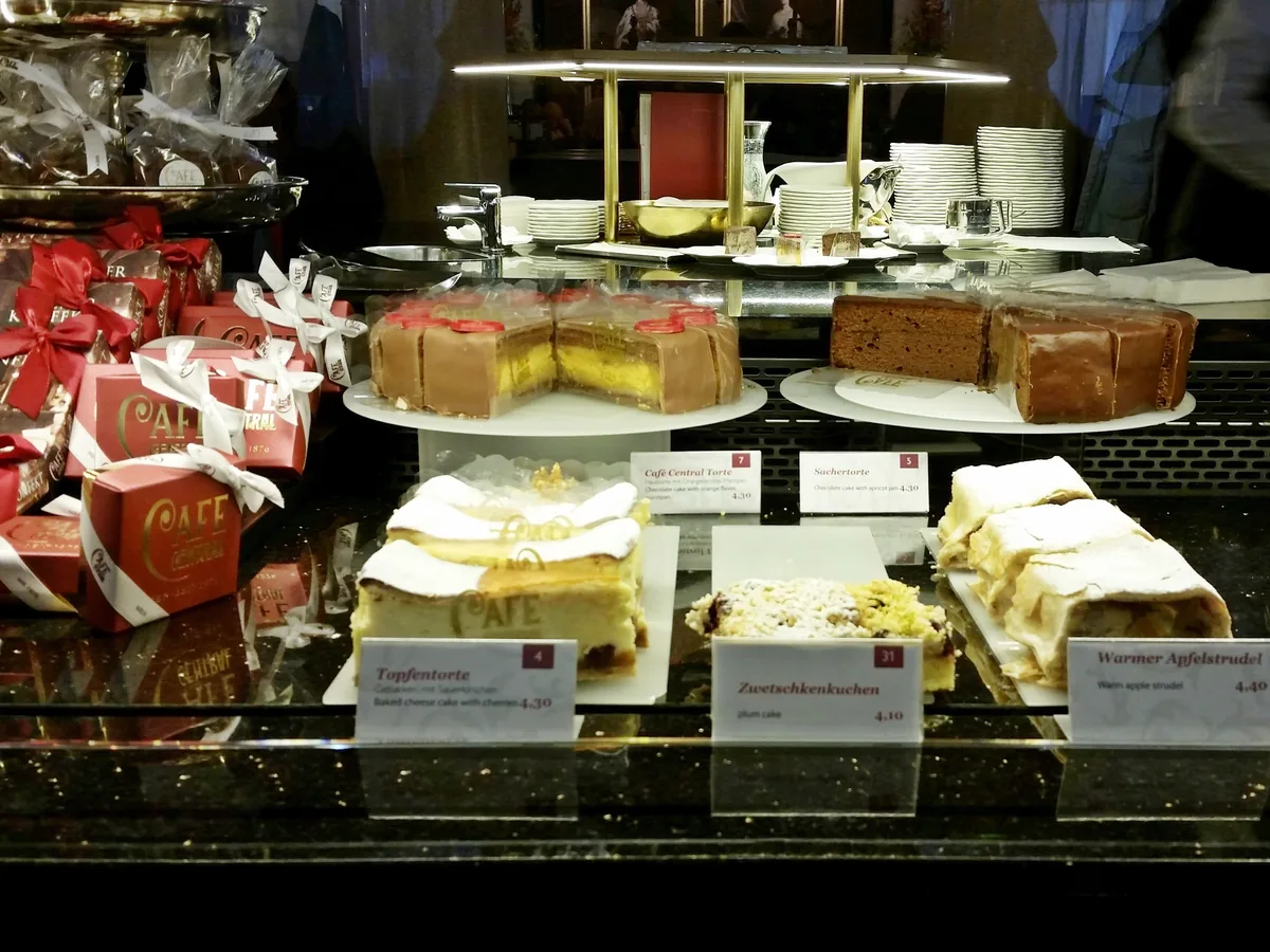 Konditoreivitrine mit Torten und Kaffeespezialitäten