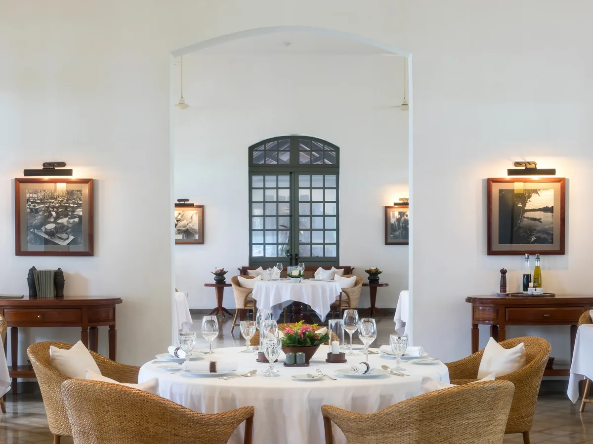 Gedeckter Tisch mit Leinen, Gläsern und Blumendekoration