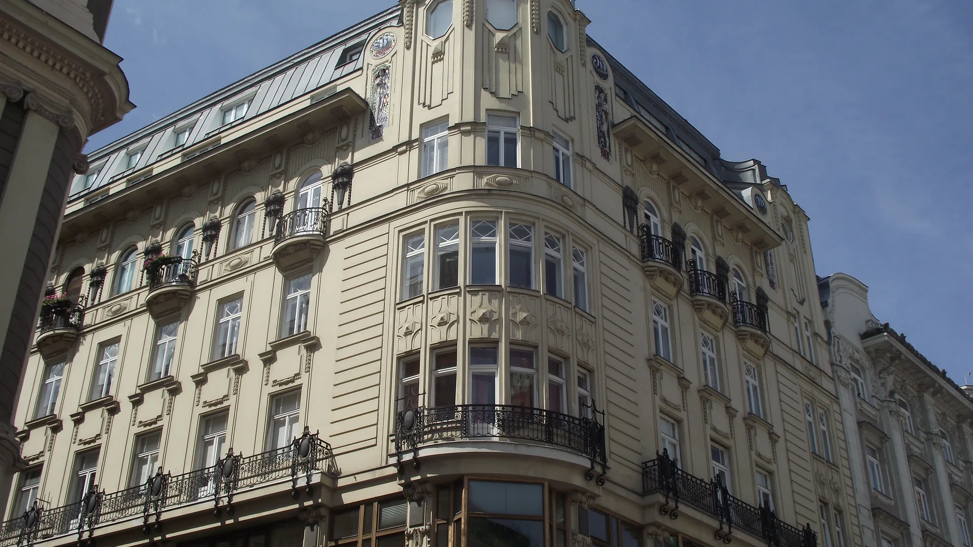 Eckhaus am Graben in Wien mit klassischer Fassade und Schaufenstern im Erdgeschoss