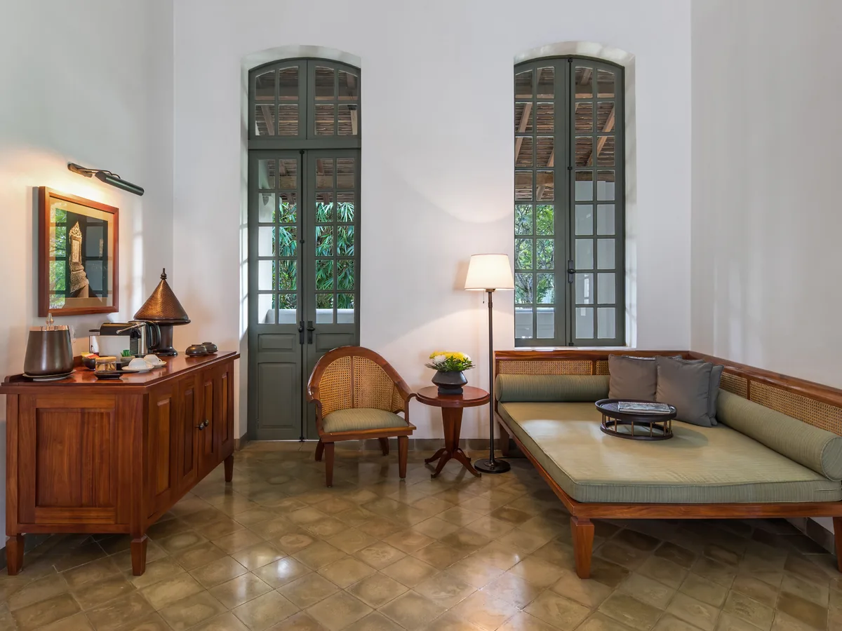 Lounge-Bereich der Lobby mit Sofa, Sesseln und hohen Fenstern