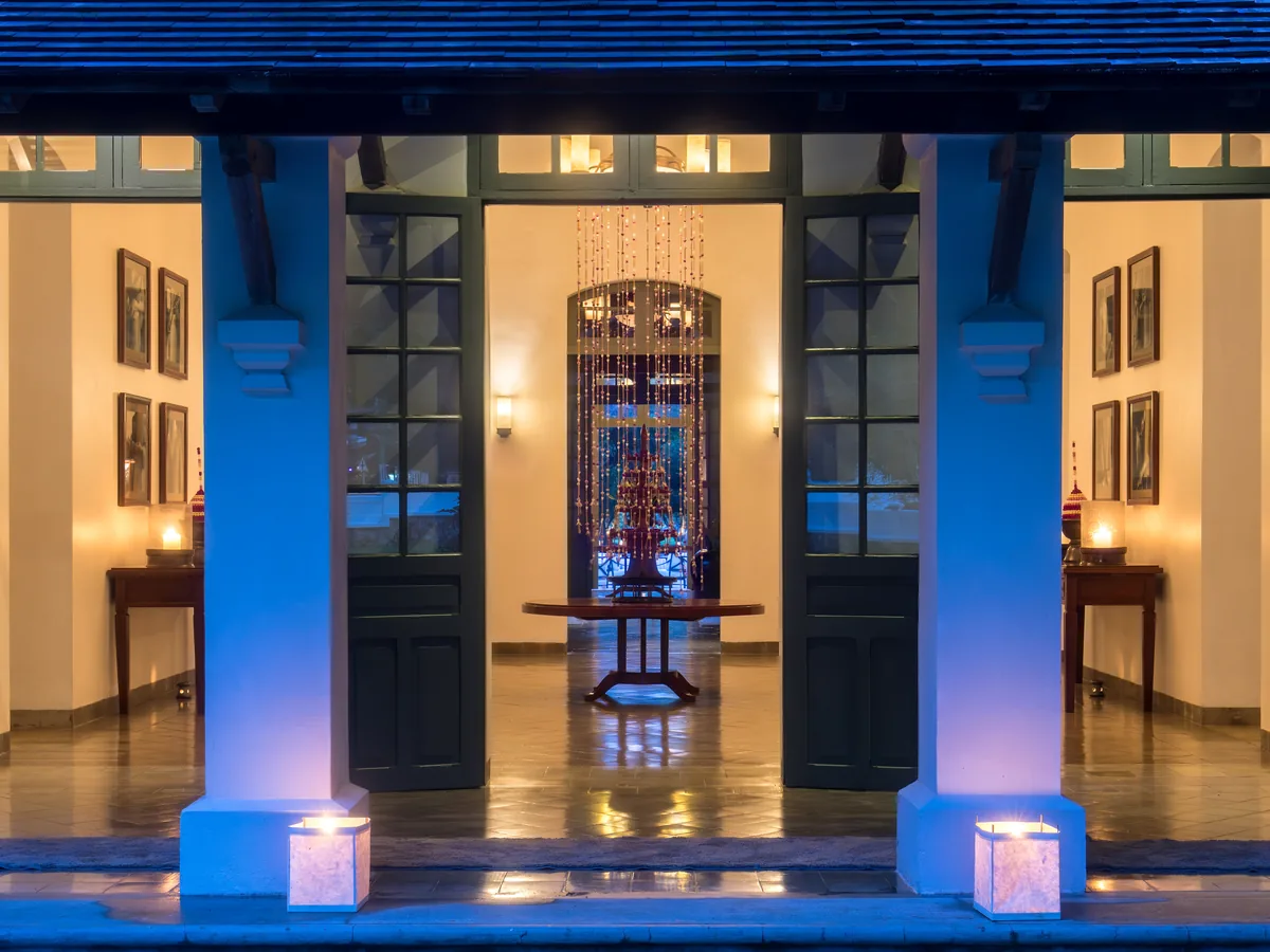 Abendlicher Eingangsbereich des Salons mit blauem Licht und offenen Flügeltüren