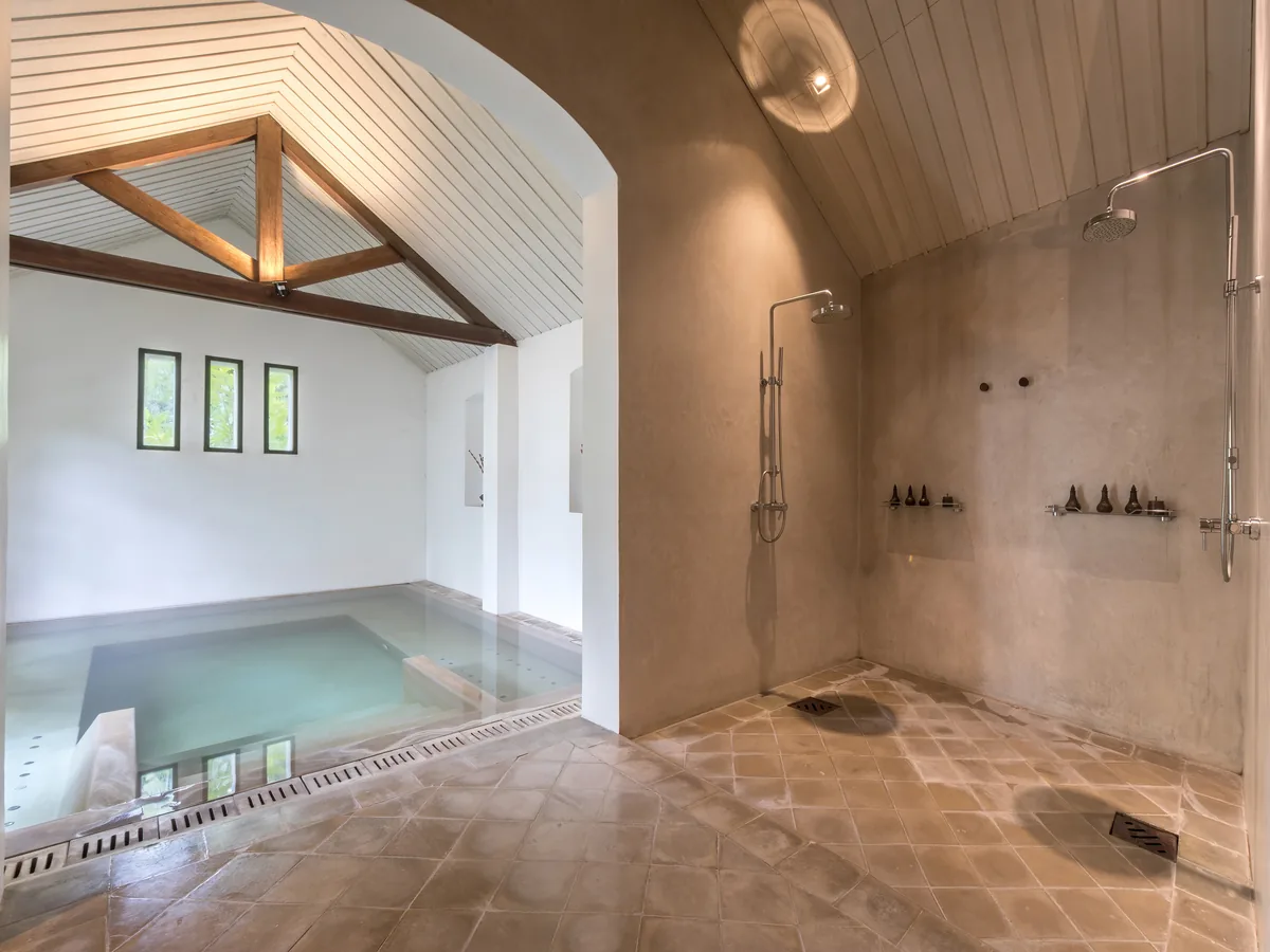 Indoor-Pool im Spa mit warmen Steinfliesen und gedämpftem Licht
